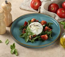 Буррата с томатами