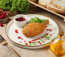 Сочная куриная котлета с клюквенным соусом
