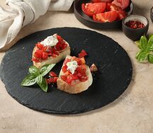 Брускетта с томатами и страчателлой 