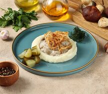 Бефстроганов с белыми грибами и картофельным пюре