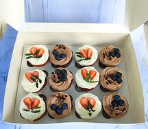 Капкейки ассорти Ваниль-клубника и Шоколад-вишня 