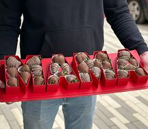 Коробка с клубникой Мама