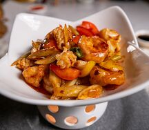 Кальмар с креветками и овощами