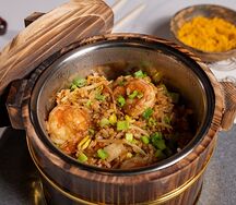 Жареный рис с креветками и овощами