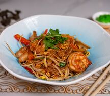 Сингапурская лапша с креветкой и курицей
