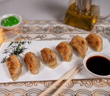 Жареные димсамы с курицей и грибами
