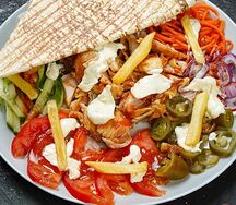 Шаурма на тарелке Халяль