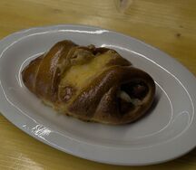 Пирог с сосиской, сыром и огурцом Халяль