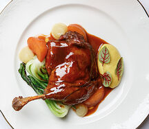 Утка конфи, слива, кукуруза