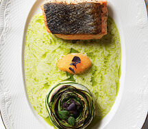 Филе лосося, цукини, винный соус