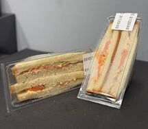 Сэндвич с красной рыбой и сливочным сыром 