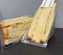 Сэндвич с курицей и соусом песто 