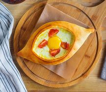 Хачапури по-аджарски с помидорами