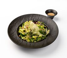 Микс-салат с ореховым соусом