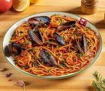 Паста с креветками и мидиями