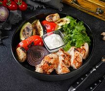 Куриная грудка с овощами гриль халяль