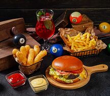 Комбо Бургер сырный, фри, сырные палочки, напиток и соусы