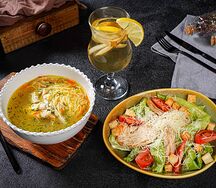 Куриный обед с салатом Цезарь и супом