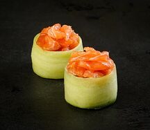 Гункан с лососем лайт