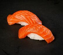 Суши с лососем