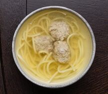 Детский суп куриный с фрикадельками 