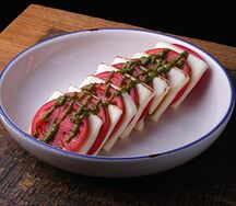 Сулугуни с томатами и грузинским песто