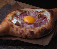 Аджарский хачапури с ветчиной и сыром