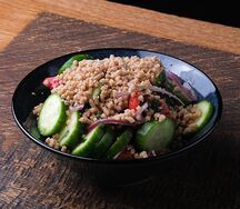 Салат из свежих овощей с орехами