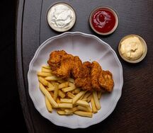 Детские куриные наггетсы с гарниром и соусом 