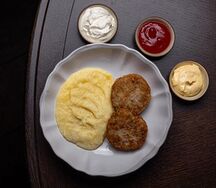 Детские куриные котлетки с гарниром и соусом 