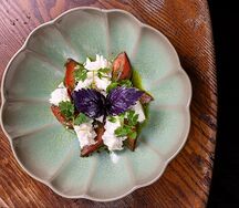 Томаты с имеретинским сыром и базиликом