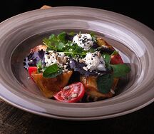 Теплый салат с баклажанами и томатами