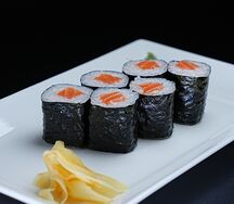 Ролл с лососем маки