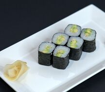 Ролл с авокадо маки