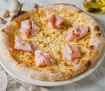 Мортаделла с фисташками и сливочным соусом 