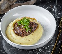 Телячьи щеки с картофельным пюре