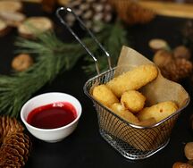 Сырные палочки с ягодным соусом