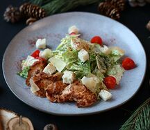 Салат Цезарь с курицей