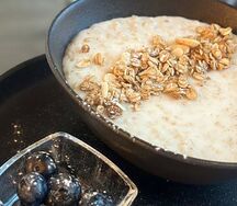 Овсяная каша с гранолой и голубикой