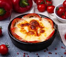 Сулугуни, запеченный с помидорами на кеци