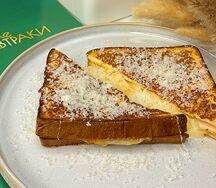 Крок-мадам с тремя видами тянущегося сыра и курицей су-вид