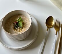 Овсяная каша с карамелизированной грушей и сезонными ягодами