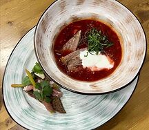 Борщ с говядиной, черемшой и салом