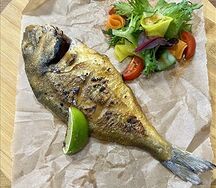 Дорадо запеченная в мешочке с овощами и соусом песто