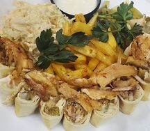 Шаурма сэндвич на тарелке