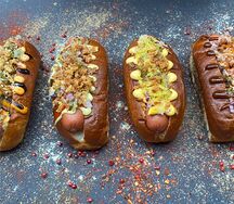 Классический хот-дог с тремя соусами