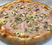 Пицца с беконом и шампиньонами
