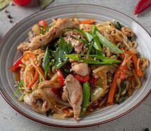 Поккым Мён с курицей