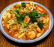 Токпоки с морепродуктами