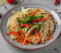 Поккым Мён с овощами